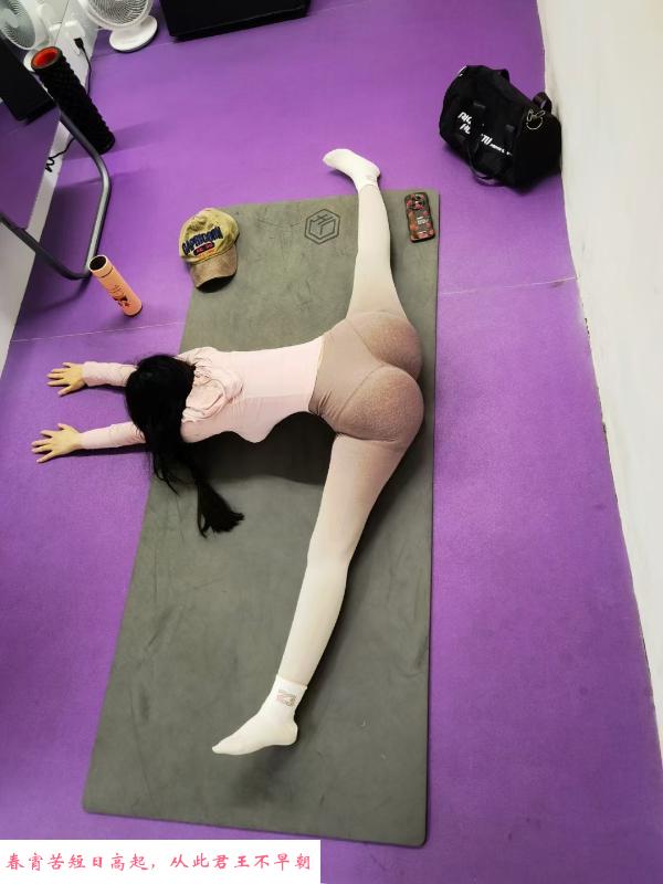 瑜伽一字马痴女 第1张