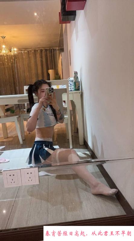 丝袜制服西西 第3张