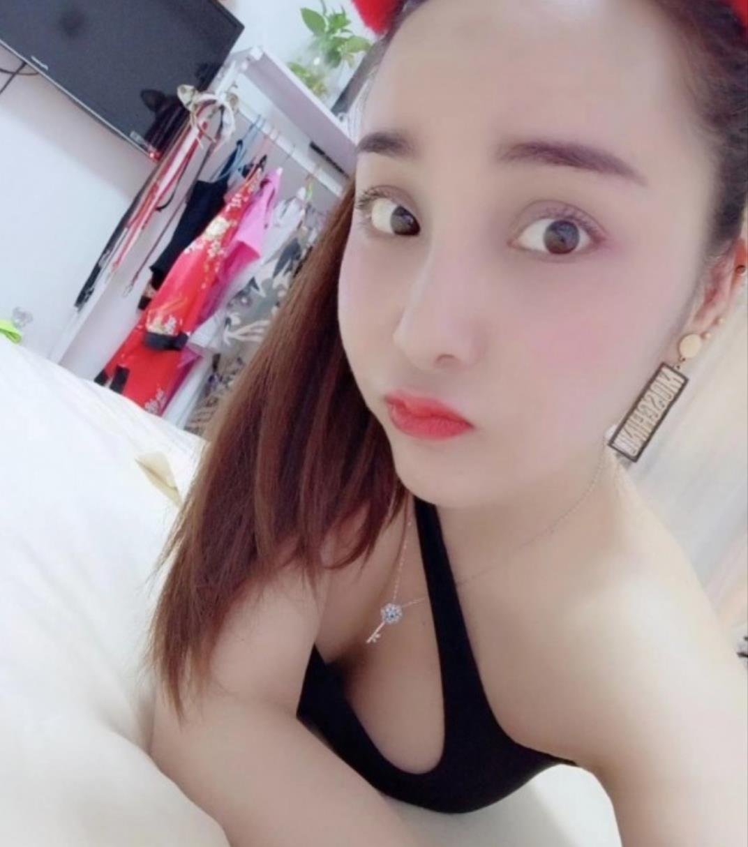 身材不错，皮肤白嫩 第2张