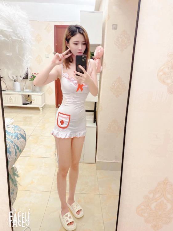 瘦底大波性感Tina，小热裤和护士装真的绝了 第3张