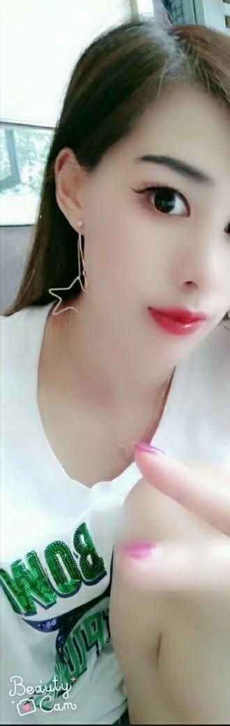 猛女一枚，骚逼夹的很紧 第1张