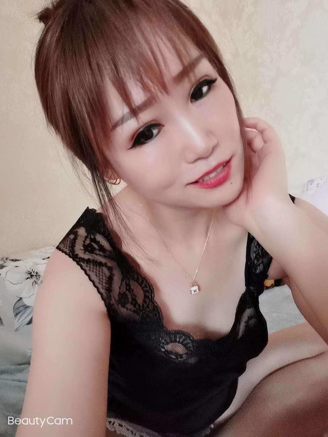 分享一个非常妖艳非常骚的美丽少妇 第2张